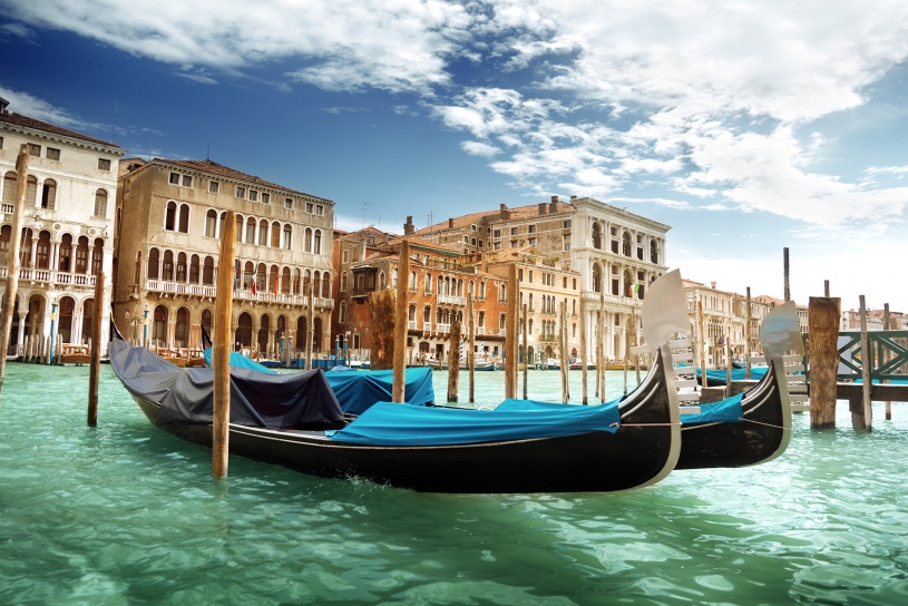 46878-foto-tapet-3d-veneaia-personalizat-rebel-walls