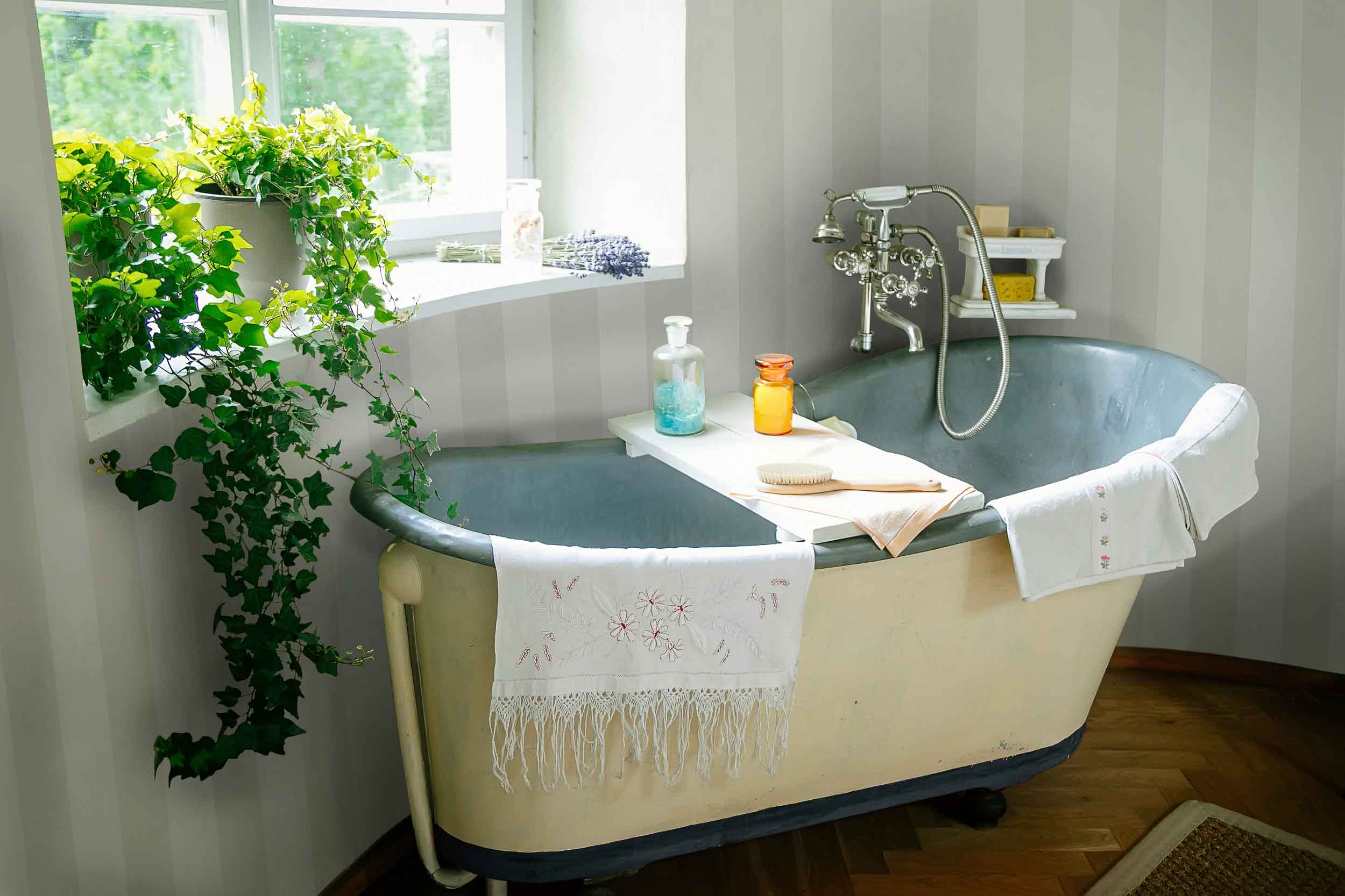 Radun,Castle,Interior,,Neo-classical,Chateau,,Bathroom,,Bath,With,Towels,,Bath