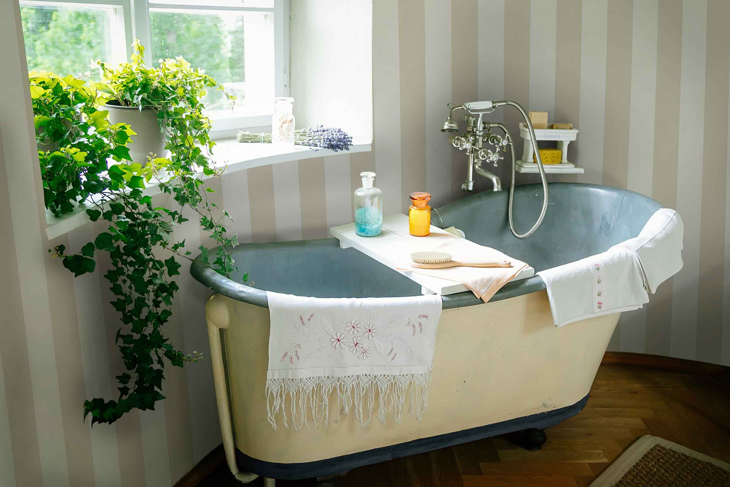 Radun,Castle,Interior,,Neo-classical,Chateau,,Bathroom,,Bath,With,Towels,,Bath