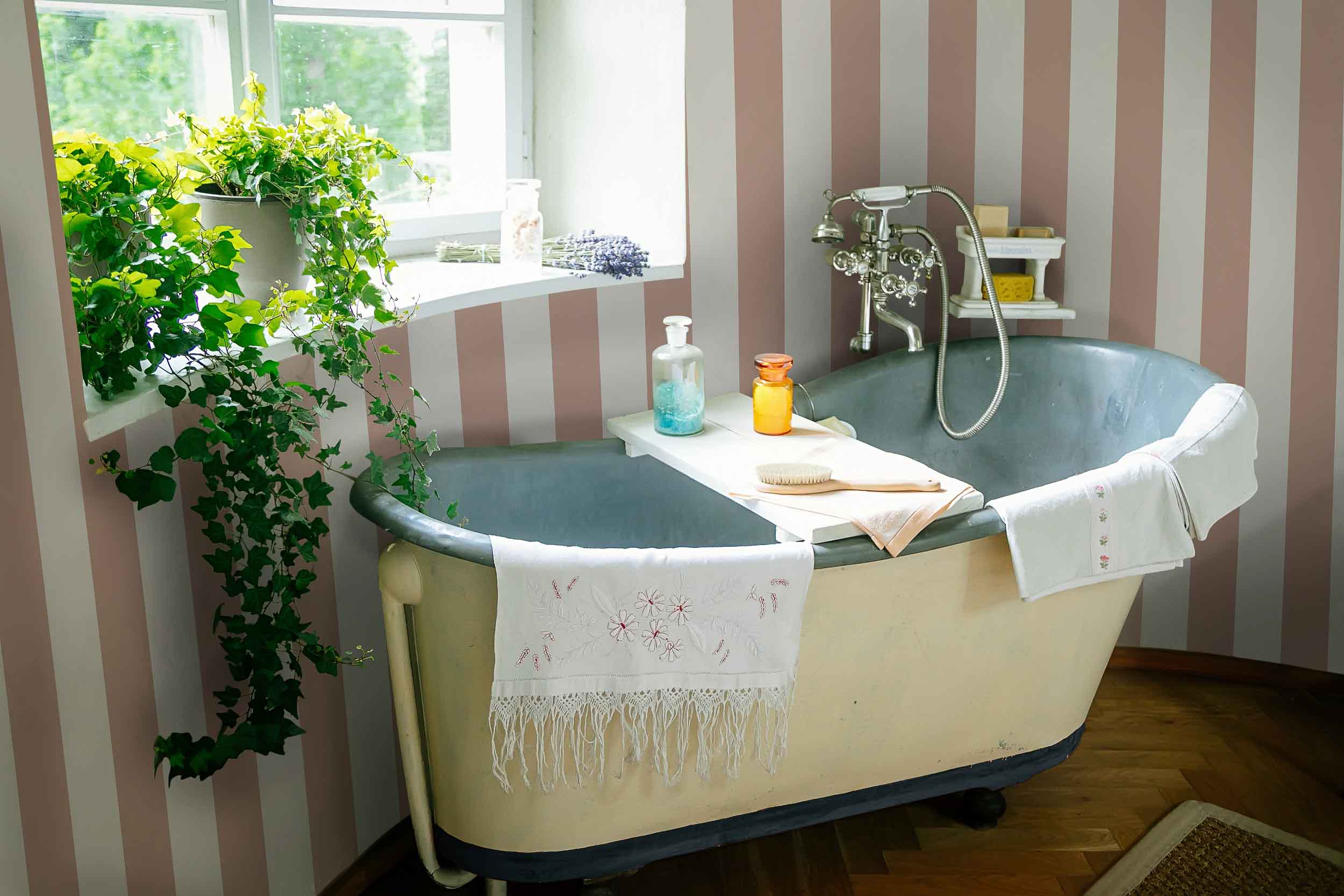 Radun,Castle,Interior,,Neo-classical,Chateau,,Bathroom,,Bath,With,Towels,,Bath