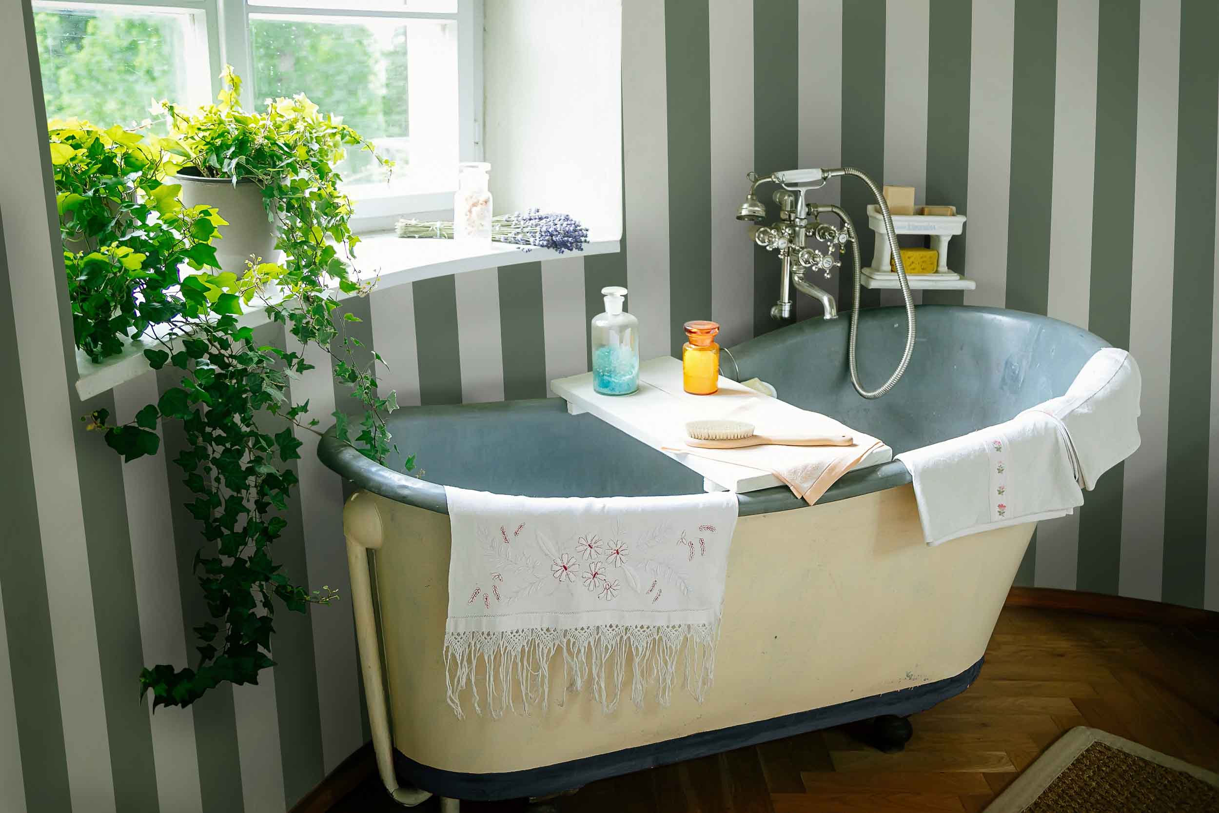 Radun,Castle,Interior,,Neo-classical,Chateau,,Bathroom,,Bath,With,Towels,,Bath